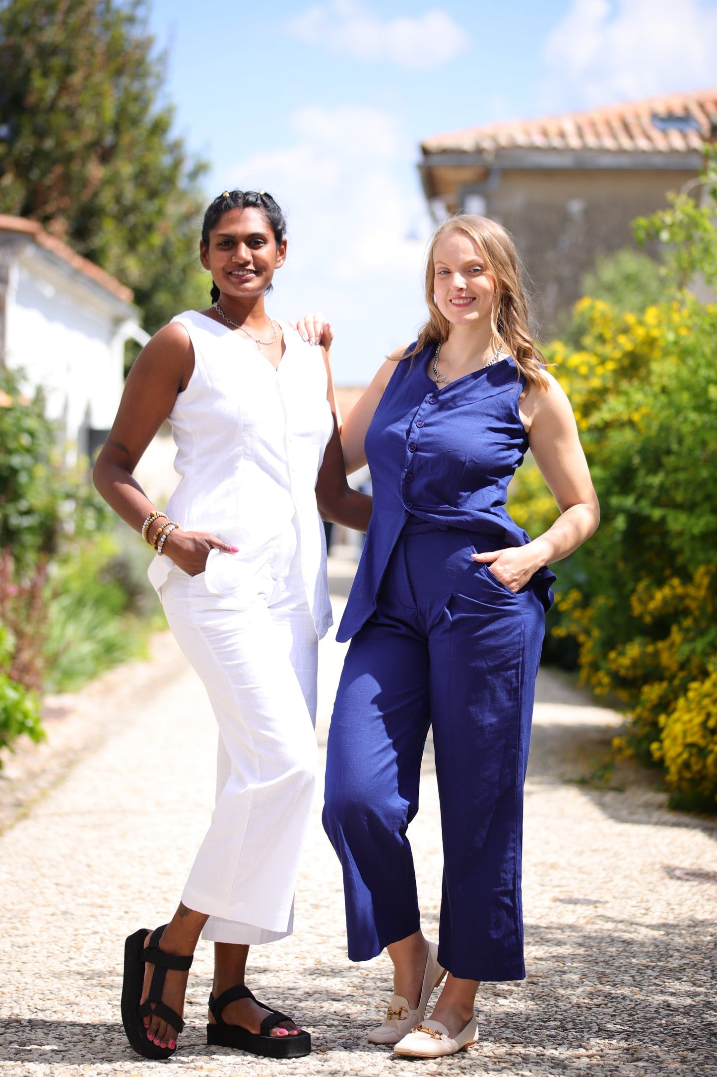 Ensemble blanc en coton flex : gilet à boutons longs et pantalon fluide