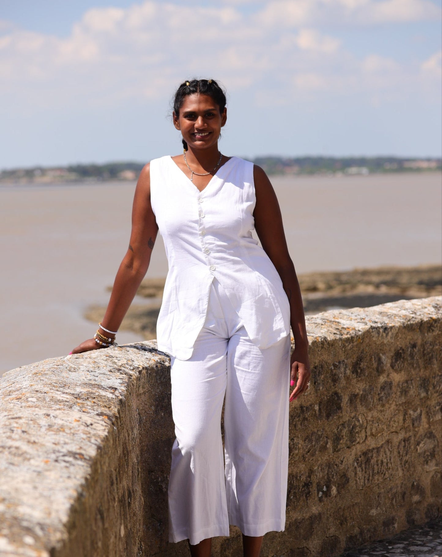 Ensemble blanc en coton flex : gilet à boutons longs et pantalon fluide