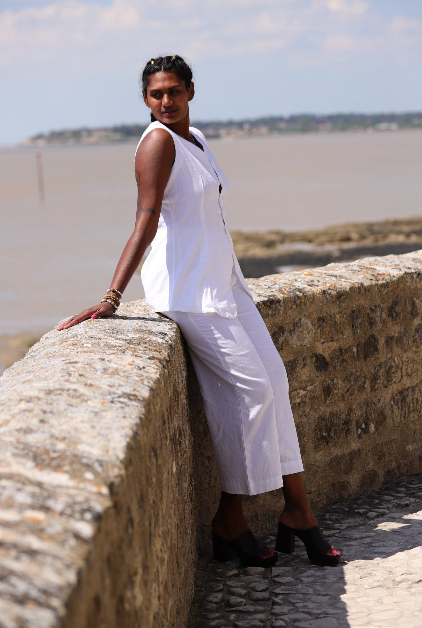 Ensemble blanc en coton flex : gilet à boutons longs et pantalon fluide
