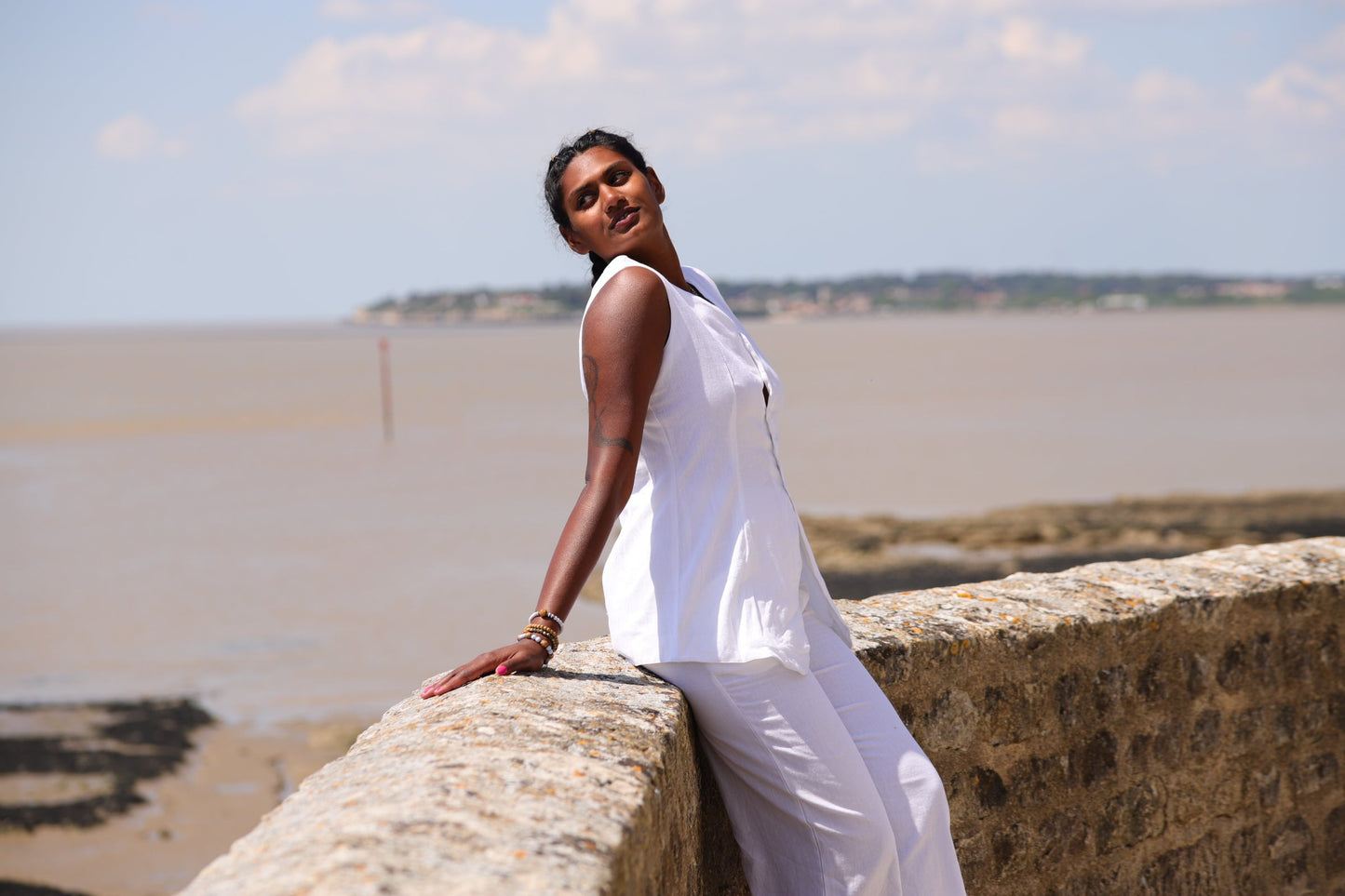 Ensemble blanc en coton flex : gilet à boutons longs et pantalon fluide
