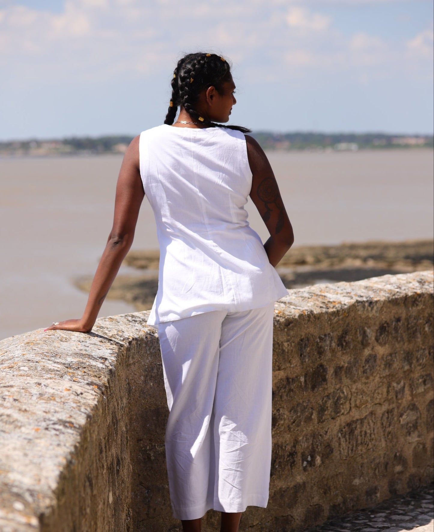 Ensemble blanc en coton flex : gilet à boutons longs et pantalon fluide