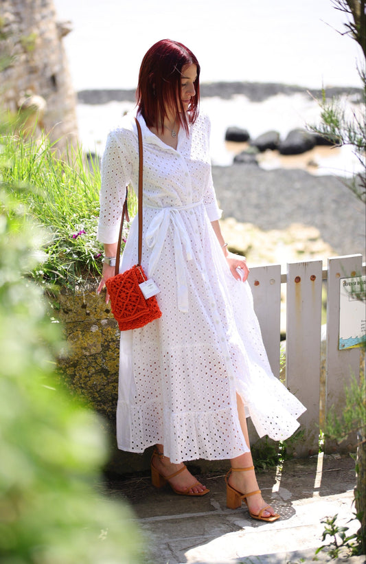 Élégance bohème : Robe longue blanche en coton brodé avec col chemise